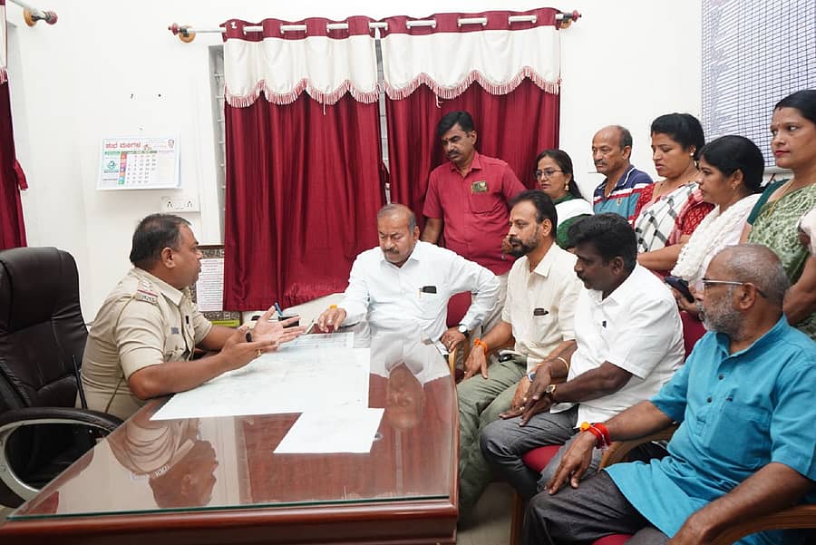 ಶಿವಮೊಗ್ಗದ ಕೋಟಿ ಪೊಲೀಸ್ ಠಾಣೆಗೆ ಸೋಮವಾರ ಭೇಟಿ ನೀಡಿದ ಶಾಸಕ ಎಸ್.ಎನ್.ಚನ್ನಬಸಪ್ಪ ನೇತೃತ್ವದ ನಿಯೋಗ ಇನ್ಸ್ಪೆಕ್ಟರ್ ಹರೀಶ್ ಕೆ.ಪಟೇಲ್ ಅವರೊಂದಿಗೆ ಚರ್ಚಿಸಿತು