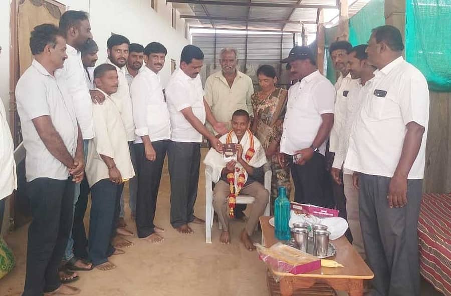 ಶಿಡ್ಲಘಟ್ಟ ತಾಲ್ಲೂಕಿಗೆ ಪ್ರಥಮ ಸ್ಥಾನ ಪಡೆದ ಹಂಡಿಗನಾಳ ವಾಸಿ ಎಚ್.ಆರ್.ಜಶ್ವಂತ್ ಯಾದವ್(623) ಅವರ ಮನೆಗೆ ಭೇಟಿ ನೀಡಿದ ಶಾಸಕ ಬಿ.ಎನ್.ರವಿಕುಮಾರ್ ಅವರು ವಿದ್ಯಾರ್ಥಿಯನ್ನು ಹೆತ್ತವರೊಂದಿಗೆ ಸನ್ಮಾನಿಸಿದರು