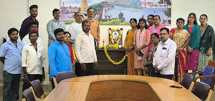 ಹಿರಿಯೂರಿನ ತಾಲ್ಲೂಕು ಕಚೇರಿ ಸಭಾಂಗಣದಲ್ಲಿ ಸೋಮವಾರ ಹಮ್ಮಿಕೊಂಡಿದ್ದ ಭಗವಾನ್ ಬುದ್ಧ ಜಯಂತಿ ಕಾರ್ಯಕ್ರಮವನ್ನು ತಹಶೀಲ್ದಾರ್ ಸಿ.ಜೆ. ಕೃಷ್ಣಕುಮಾರ್ ಉದ್ಘಾಟಿಸಿದರು 