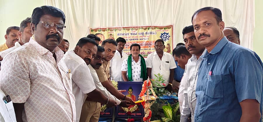 ಶ್ರೀನಿವಾಸಪುರ ಪಟ್ಟಣದಲ್ಲಿ ಬುದ್ಧ ಜಯಂತಿ ಅಂಗವಾಗಿ ಭಾವಚಿತ್ರಕ್ಕೆ ಅಧಿಕಾರಿಗಳು, ಮುಖಂಡರು ಪುಷ್ಪ ನಮನ ಸಲ್ಲಿಸಿದರು