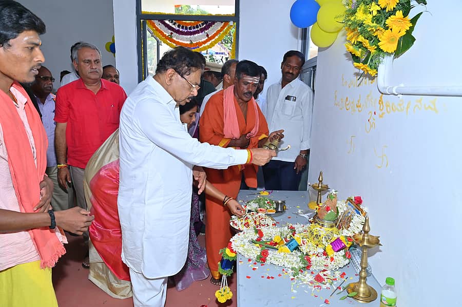 ಹುಳಿಯಾರು ಪಟ್ಟಣದಲ್ಲಿ ಮಂಗಳವಾರ ಇಂದಿರಾ ಕ್ಯಾಂಟೀನ್ ಅನ್ನು ಸಚಿವ ಜಿ.ಪರಮೇಶ್ವರ ಉದ್ಘಾಟಿಸಿದರು