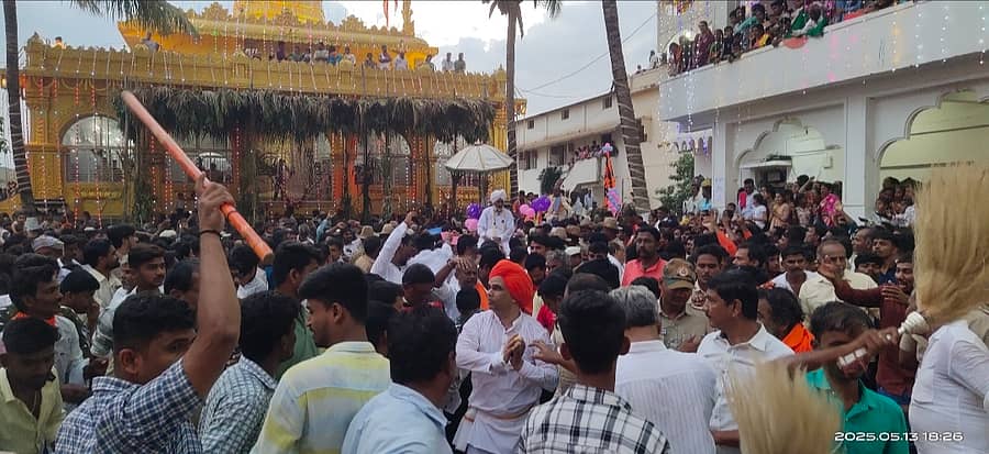 ಶಿರಹಟ್ಟಿಯ ಫಕೀರೇಶ್ವರ ಜಾತ್ರಾ ಮಹೋತ್ಸವದ 2ನೇ ದಿನವಾದ ಮಂಗಳವಾರರಂದು ಕಡುಬಿನ ಕಾಳಗದಲ್ಲಿ ಫಕೀರ ಸಿದ್ದರಾಮ ಸ್ವಾಮೀಜಿ ಹಾಗೂ ಉತ್ತರಾಧಿಕಾರಿ ಫಕೀರ ದಿಂಗಾಲೇಶ್ವರ ಸ್ವಾಮೀಜಿ ಭಕ್ತರತ್ತ ಬೆಲ್ಲದ ಚೂರುಗಳನ್ನು ಎಸೆಯುತ್ತಿರುವುದು