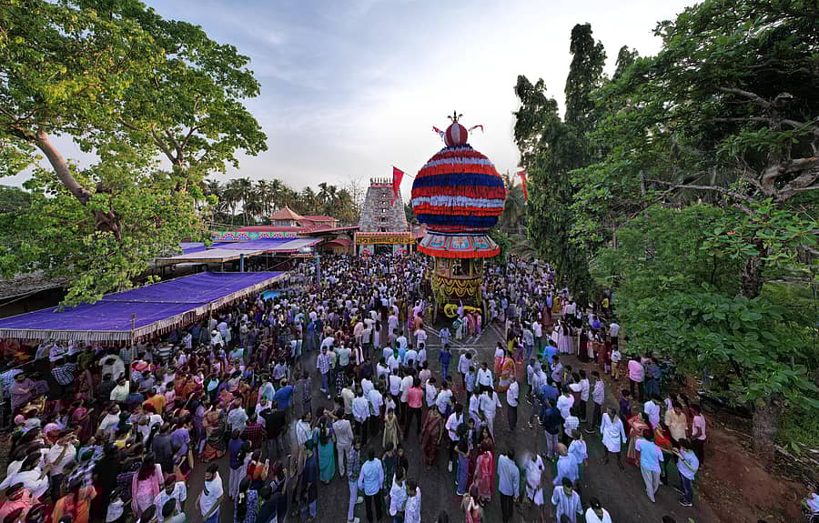 ಕಿರಿಮಂಜೇಶ್ವರ ಶ್ರೀ ಅಗಸ್ತ್ಯೇಶ್ವರ ದೇವಳದ ವಾರ್ಷಿಕ ಮನ್ಮಹಾರಥೋತ್ಸವ ಸೋಮವಾರ ಜರುಗಿತು