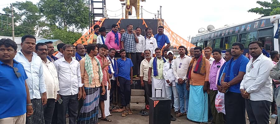 ಹಗರಿಬೊಮ್ಮನಹಳ್ಳಿಗೆ ಆಗಮಿಸಿದ ಒಳ ಮೀಸಲಾತಿ ಕ್ರಾಂತಿಕಾರಿ ರಥಯಾತ್ರೆಯ ನೇತೃತ್ವವಹಿಸಿ ಹೋರಾಟಗಾರ ಭಾಸ್ಕರ್ ಪ್ರಸಾದ್ ಮಾತನಾಡಿದರು