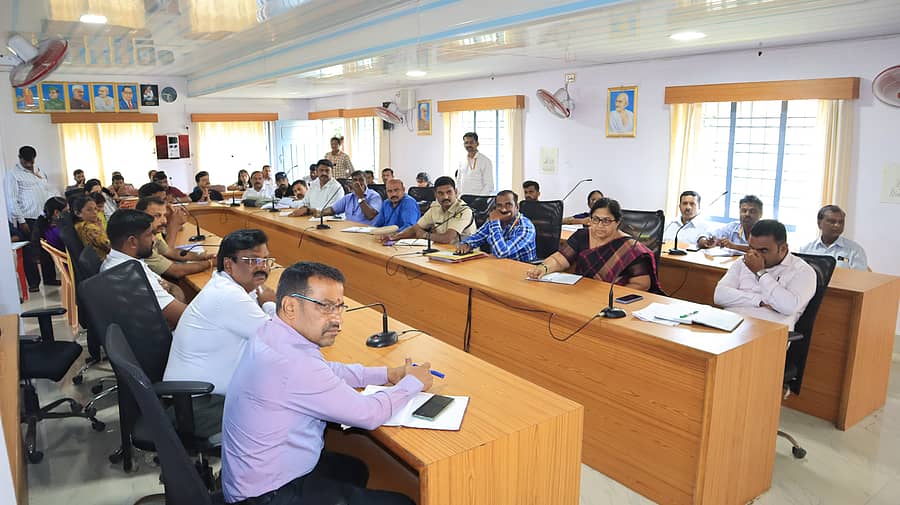 ಸೋಮವಾರಪೇಟೆ ತಾಲ್ಲೂಕು ಪಂಚಾಯಿತಿ ಸಭಾಂಗಣದಲ್ಲಿ ನಡೆದ ತಾಲ್ಲೂಕು ಮಟ್ಟದ ಪ್ರಕೃತಿ ವಿಕೋಪ ಸಭೆಯಲಿ ತಾಲ್ಲೂಕು ಮಟ್ಟದ ಅಧಿಕಾರಿಗಳು ಭಾಗವಹಿಸಿದ್ದರು