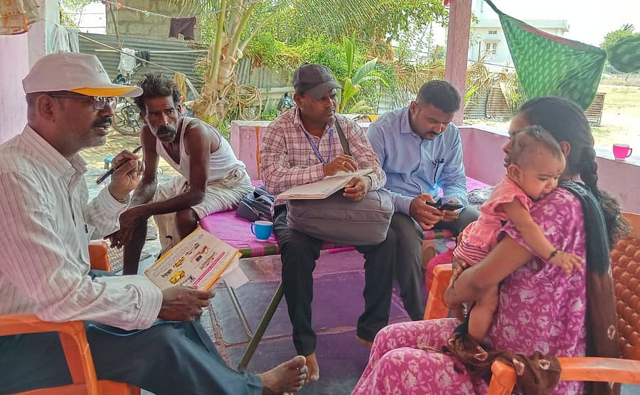 ಮಾನ್ವಿ ತಾಲ್ಲೂಕಿನ ಪೋತ್ನಾಳ ಗ್ರಾಮದಲ್ಲಿ ಮಂಗಳವಾರ ಆರೋಗ್ಯ ಇಲಾಖೆ ಅಧಿಕಾರಿಗಳು ತಾಯಂದಿರಿಗೆ ಆರೋಗ್ಯ ಜಾಗೃತಿ ಮೂಡಿಸಿದರು