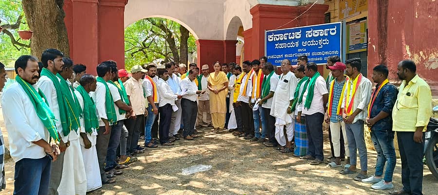 ಲಿಂಗಸುಗೂರು ತಾಲ್ಲೂಕಿನ ನರಕಲದಿನ್ನಿ ಗ್ರಾಮ ಪಂಚಾಯಿತಿಗೆ ಆಪರೇಟರ್ ಹುದ್ದೆಗೆ ಅನಧಿಕೃತವಾಗಿ ನೇಮಕ ಮಾಡಿದ ಪಿಡಿಒ ಹಾಗೂ ತಾ.ಪಂ ಇಒ ರನ್ನು ಸೇವೆಯಿಂದ ಅಮಾನತು ಮಾಡುವಂತೆ ಗ್ರಾಮಸ್ಥರು ಉಪವಿಭಾಧಿಕಾರಿ ಕಚೇರಿ ಸಿಬ್ಬಂದಿಗೆ ಮನವಿ ಸಲ್ಲಿಸಿದರು