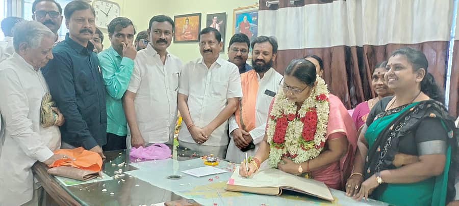 ಸಿಂಧನೂರು ನಗರಸಭೆಯ ಹಂಗಾಮಿ ಅಧ್ಯಕ್ಷರಾಗಿ ಬುಧವಾರ ಉಪಾಧ್ಯಕ್ಷೆ ಮಂಜುಳಾ ಪ್ರಭುರಾಜ್ ಅವರು ನೋಂದಣಿ ಪುಸ್ತಕದಲ್ಲಿ ಸಹಿ ಹಾಕುವ ಮೂಲಕ ಅಧಿಕಾರ ಸ್ವೀಕರಿಸಿದರು