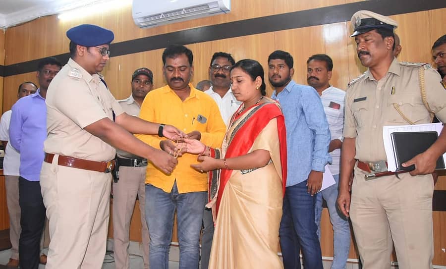 ಕಳವು ಪ್ರಕರಣಗಳಲ್ಲಿ ಜಪ್ತಿ ಮಾಡಿದ ಚಿನ್ನಾಭರಣಗಳನ್ನು ಜಿಲ್ಲಾ ಪೊಲೀಸ್ ವರಿಷ್ಠಾಧಿಕಾರಿ ಪ್ರದೀಪ್ ಗುಂಟಿ ಅವರು ವಾರಸುದಾರರಿಗೆ ಹಸ್ತಾಂತರಿಸಿದರು