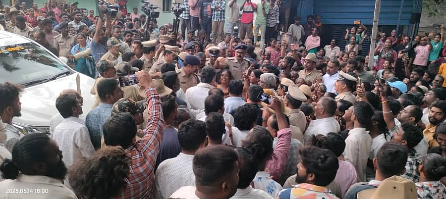 ಕೊಲೆಯಾದ ಬಾಲಕಿಯ ಗ್ರಾಮಕ್ಕೆ ಉಪ ಮುಖ್ಯಮಂತ್ರಿ ಡಿ.ಕೆ. ಶಿವಕುಮಾರ್ ಬುಧವಾರ ಭೇಟಿ ನೀಡಿದಾಗ, ಗ್ರಾಮಸ್ಥರು ಅವರನ್ನು ಮುತ್ತಿಕೊಂಡು ನ್ಯಾಯ ಕೊಡಿಸುವಂತೆ ಒತ್ತಾಯಿಸಿದರು