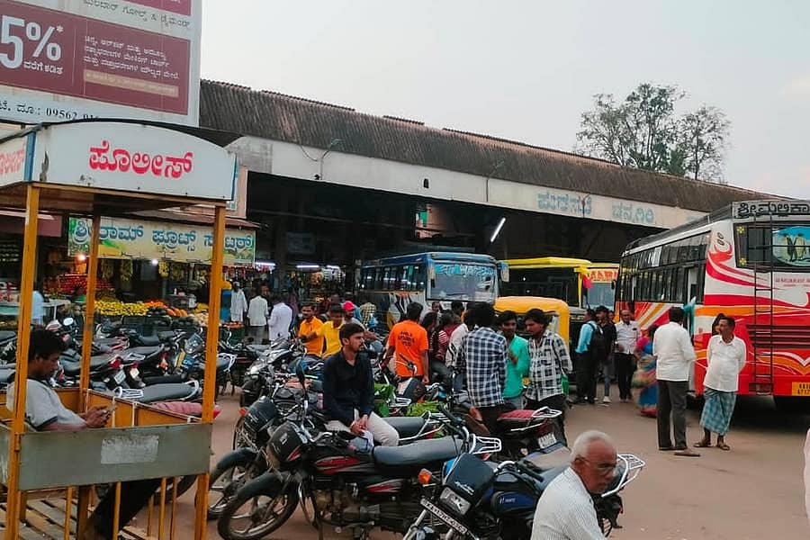 ಚನ್ನಗಿರಿ ಪಟ್ಟಣದ ಪುರಸಭೆ ಬಸ್ ನಿಲ್ದಾಣದಲ್ಲಿರುವ ಪೊಲೀಸ್ ಚೌಕಿಯಲ್ಲಿ ಹಮಾಲರು ಕುಳಿತು ವಿಶ್ರಮಿಸುತ್ತಿರುವುದು