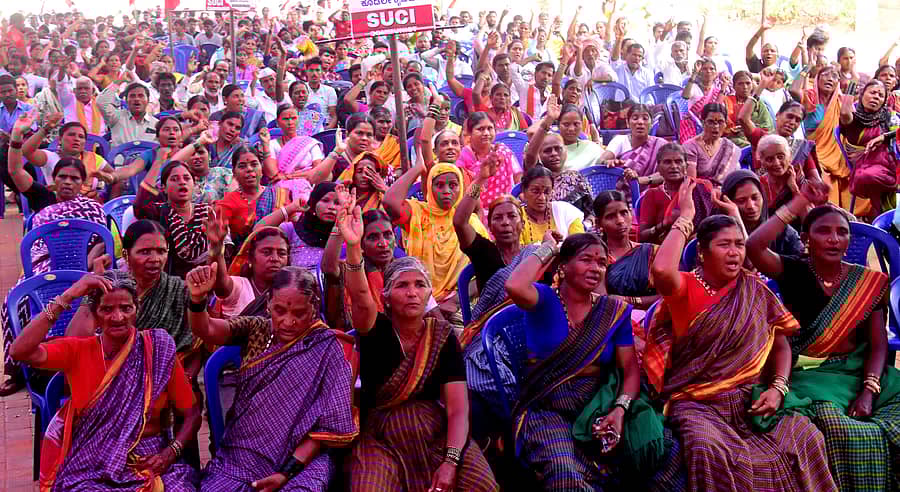 <div class="paragraphs"><p>ನಗರದ ಸ್ವಾತಂತ್ರ್ಯ ಉದ್ಯಾನದಲ್ಲಿ ಬುಧವಾರ ನಡೆದ ಪ್ರತಿಭಟನೆಯಲ್ಲಿ ಎಸ್ಯುಸಿಐನ ಸದಸ್ಯರು ಕೇಂದ್ರ ಮತ್ತು ರಾಜ್ಯ ಸರ್ಕಾರಗಳ ವಿರುದ್ಧ ಘೋಷಣೆಗಳನ್ನು ಕೂಗಿದರು </p></div>