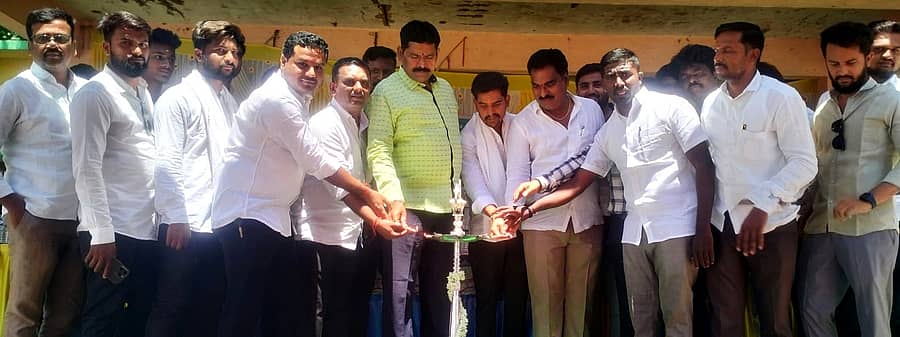 ಕಾರಟಗಿ‌ಯಲ್ಲಿ ಬುಧವಾರ ನಡೆದ ಉಚಿತ ಆರೋಗ್ಯ ತಪಾಸಣಾ ಶಿಬಿರಕ್ಕೆ ಸಚಿವ ಶಿವರಾಜ ತಂಗಡಗಿ ನೀಡಿದರು