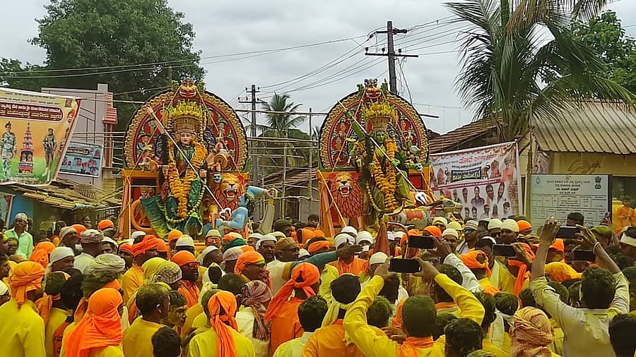 ಅಳ್ನಾವರ ಸಮೀಪದ ಡೋರಿ ಗ್ರಾಮದ ಗ್ರಾಮದೇವಿಯರನ್ನು ಮುಸಲ್ಮಾನರು ಹೆಗಲ ಮೇಲೆ ಹೊತ್ತು ಹೊನ್ನಾಟವಾಡಿ ಭಾವೈಕ್ಯ ಮೆರೆದರು