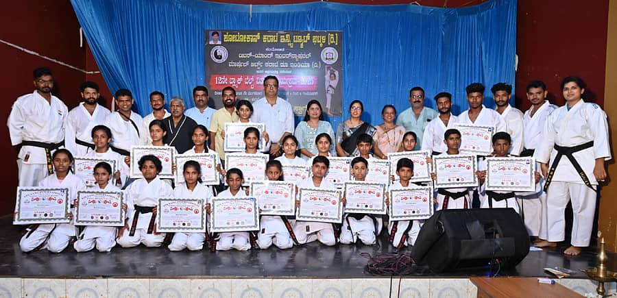 ಭಟ್ಕಳದ ಕುದುರೆ ಬೀರಪ್ಪ ದೇವಸ್ಥಾನದ ಸಭಾಭವನದಲ್ಲಿ ಶೋಟೊಕಾನ್ ಕರಾಟೆ ಇನ್‌ಸ್ಟಿಟ್ಯೂಟ್‌ನಿಂದ ನಡೆದ ಕಾರ್ಯಕ್ರಮದಲ್ಲಿ ವಿದ್ಯಾರ್ಥಿಗಳಿಗೆ ಬ್ಲಾಕ್‌ ಬೆಲ್ಟ್, ಪ್ರಮಾಣಪತ್ರ ವಿತರಿಸಲಾಯಿತು