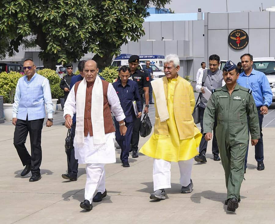 <div class="paragraphs"><p>ಜಮ್ಮು–ಕಾಶ್ಮೀರಕ್ಕೆ ರಕ್ಷಣಾ ಸಚಿವ ರಾಜನಾಥ ಸಿಂಗ್ ಭೇಟಿ</p></div>