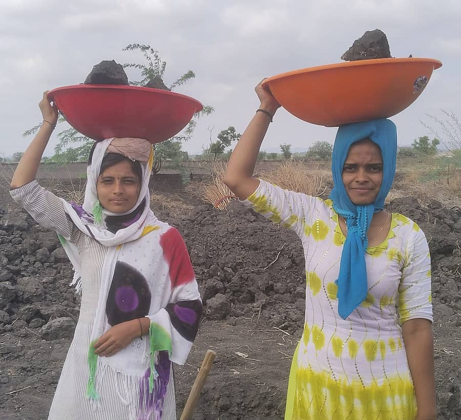 ಮುಂಡರಗಿ ತಾಲ್ಲೂಕಿನ ವೆಂಕಟಾಪುರ ಗ್ರಾಮದಲ್ಲಿ ನರೇಗಾ ಕಾಮಗಾರಿಯಲ್ಲಿ ಕೆಲಸ ಮಾಡುತ್ತಿರುವ ವಿದ್ಯಾರ್ಥಿನಿಯರು