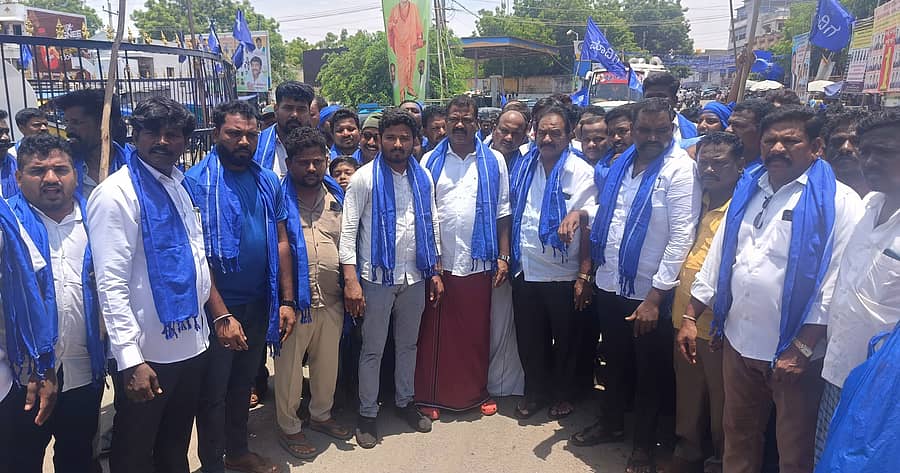 ಕಂಪ್ಲಿಗೆ ಗುರುವಾರ ಆಗಮಿಸಿದ್ದ ಮಾದಿಗ ಸಮುದಾಯದ ಕ್ರಾಂತಿಕಾರಿ ರಥಯಾತ್ರೆಯಲ್ಲಿ ರಾಜ್ಯ ಸಂಚಾಲಕ ಬಿ.ಆರ್. ಭಾಸ್ಕರ್ ಪ್ರಸಾದ್, ಮುಖಂಡರು ಭಾಗವಹಿಸಿದ್ದರು