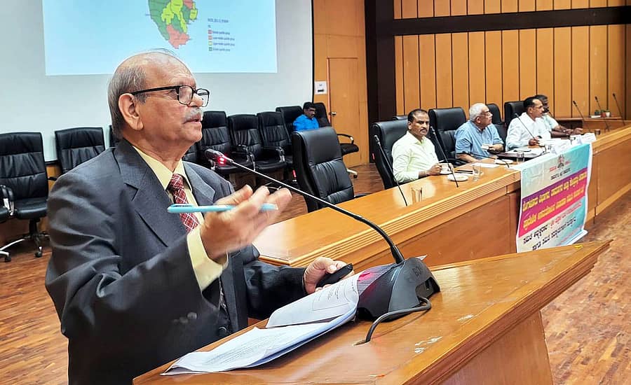 ರಾಮನಗರದ ಜಿಲ್ಲಾ ಪಂಚಾಯಿತಿ ಸಭಾಂಗಣದಲ್ಲಿ ನಡೆದ ಸಂವಾದ ಸಭೆಯಲ್ಲಿ ಕರ್ನಾಟಕ ಪ್ರಾದೇಶಿಕ ಅಸಮತೋಲನ ನಿವಾರಣಾ ಸಮಿತಿ ಅಧ್ಯಕ್ಷ ಪ್ರೊ.ಎಂ.ಗೋವಿಂದರಾವ್ ಮಾತನಾಡಿದರು. ಕರ್ನಾಟಕ ಪ್ರಾದೇಶಿಕ ಅಸಮತೋಲನ ನಿವಾರಣಾ ಸಮಿತಿ ಸದಸ್ಯ ಡಾ.ಎಂ.ಎಚ್.ಸೂರ್ಯನಾರಾಯಣ, ಹೆಚ್ಚುವರಿ ಜಿಲ್ಲಾಧಿಕಾರಿ ಆರ್. ಚಂದ್ರಯ್ಯ ಇತರರು ಹಾಜರಿದ್ದರು