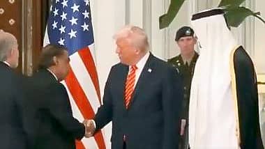 <div class="paragraphs"><p>ಕತಾರ್‌ನಲ್ಲಿ ಡೊನಾಲ್ಡ್ ಟ್ರಂಪ್‌ರನ್ನು ಭೇಟಿಯಾದ ಉದ್ಯಮಿ ಮುಕೇಶ್ ಅಂಬಾನಿ</p></div>