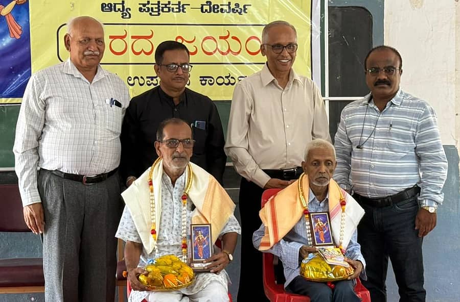 ರಾಮದುರ್ಗದ ಬಸವೇಶ್ವರ ಹೈಸ್ಕೂಲಿನಲ್ಲಿ ಹಮ್ಮಿಕೊಂಡಿದ್ದ ನಾರದ ಜಯಂತಿ ಆಚರಣೆಯಲ್ಲಿ ಹಿರಿಯ ಪತ್ರಕರ್ತ ಜಿ.ಬಿ. ಮೋಡಕ, ಪತ್ರಿಕಾ ವಿತರಕ ಮಧು ಬನ್ನೂರ ಅವರನ್ನು ಸನ್ಮಾನಿಸಲಾಯಿತು 