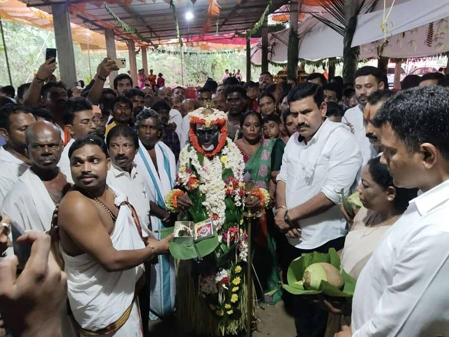 ಸುಳ್ಯದಲ್ಲಿ ಶನಿವಾರ ನಡೆದ ಕೊರಗಜ್ಜ ನೇಮೋತ್ಸವದಲ್ಲಿ ಬಿ.ವೈ.ವಿಜಯೇಂದ್ರ ಅವರು ಪ್ರಸಾದ ಸ್ವೀಕರಿಸಿದರು. ಭಾಗಿರಥಿ ಮುರುಳ್ಯ, ಕ್ಯಾ.ಬ್ರಿಜೇಶ್ ಚೌಟ ಭಾಗವಹಿಸಿದ್ದರು