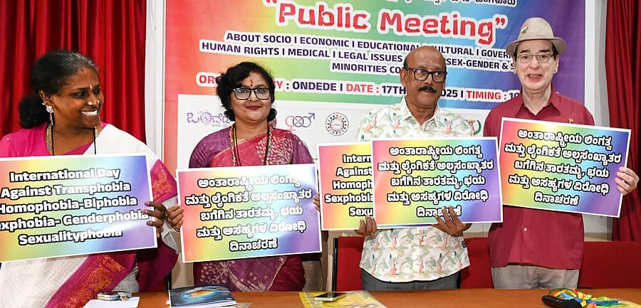 ಶನಿವಾರ ಇಲ್ಲಿ ನಡೆದ ಲಿಂಗತ್ವ ಅಲ್ಪಸಂಖ್ಯಾತರ ಸಭೆಯಲ್ಲಿ ಭಿತ್ತಿಪತ್ರವನ್ನು ಬಿಡುಗಡೆ  ಮಾಡಲಾಯಿತು. ಅಕ್ಕೈ ಪದ್ಮಶಾಲಿ, ಭಾಗ್ಯಲಕ್ಷ್ಮಿ, ಎಲ್.ಎನ್. ಮುಕುಂದರಾಜ್, ಡಾ. ಅಲಿಕ್ವಾಜ ಪಾಲ್ಗೊಂಡಿದ್ದರು
ಪ್ರಜಾವಾಣಿ ಚಿತ್ರ