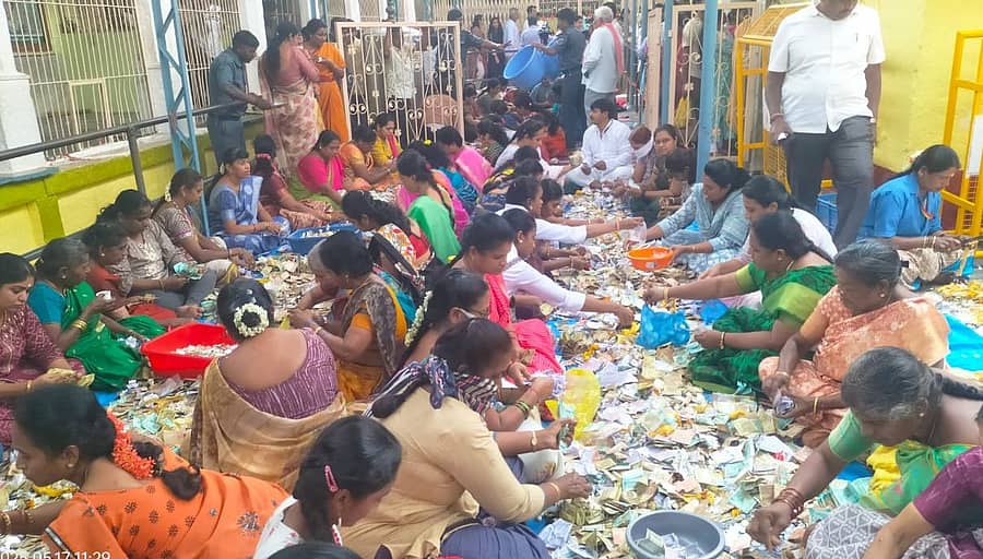 ದೊಡ್ಡಬಳ್ಳಾಪುರ ತಾಲ್ಲೂಕಿನ ಘಾಟಿ ಸುಬ್ರಹ್ಮಣ್ಯಸ್ವಾಮಿ ದೇವಾಲಯದಲ್ಲಿ ಶನಿವಾರ ಹುಂಡಿಯಲ್ಲಿ ಹಣ ಎಣಿಕೆ ನಡೆಸಲಾಯಿತು