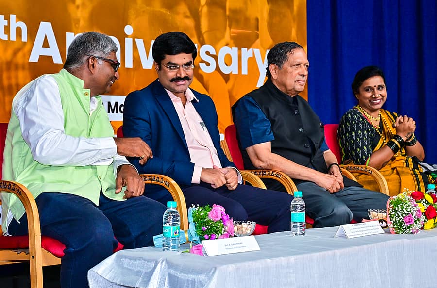 <div class="paragraphs"><p>ಸಮಾರಂಭದಲ್ಲಿ&nbsp;ಆರ್ಟ್ ಆಫ್ ಗಿವಿಂಗ್ ಸಂಸ್ಥೆಯ ಗುರುಪ್ರಸಾದ್‌ ಹಾಗೂ ವೆಂಕಟೇಶ್ ಎಂ.ವಿ. ಸಮಾಲೋಚನೆ ನಡೆಸಿದರು. ಎನ್. ಸಂತೋಷ್ ಹೆಗ್ಡೆ ಹಾಗೂ ಸವಿತಕ್ಕ ಭಾಗವಹಿಸಿದ್ದರು </p></div>