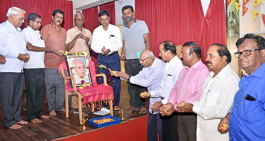 ಮೈಸೂರಿನ ವಿಜಯನಗರದ ಜಿಲ್ಲಾ ಕನ್ನಡ ಸಾಹಿತ್ಯ ಪರಿಷತ್ ಭವನದಲ್ಲಿ ಶನಿವಾರ ಪ್ರೊ.ಜಿ.ಎಸ್.ಸಿದ್ದಲಿಂಗಯ್ಯ ಭಾವಚಿತ್ರಕ್ಕೆ ಸಾಹಿತಿ ಸಿ.ಪಿ.ಕೃಷಕುಮಾರ್ ಪುಷ್ಪಾರ್ಚನೆ ಮಾಡಿದರು. ಮಡ್ಡೀಕೆರೆ ಗೋಪಾಲ್, ವೈ.ಡಿ.ರಾಜಣ್ಣ, ಮೂಗೂರು ನಂಜುಂಡಸ್ವಾಮಿ, ರಾಜಶೇಖರ ಕದಂಬ ಹಾಜರಿದ್ದರು