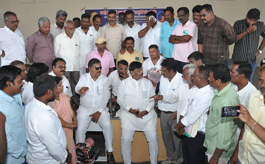 ಕೊಳ್ಳೇಗಾಲದಲ್ಲಿನ ಡಾ.ಬಿ.ಆರ್.ಅಂಬೇಡ್ಕರ್ ಭವನವನ್ನು ಸಮಾಜ ಕಲ್ಯಾಣ ಇಲಾಖೆ ಸಚಿವ ಎಚ್.ಸಿ.ಮಹದೇವಪ್ಪ, ಶಾಸಕ ಎ.ಆರ್.ಕೃಷ್ಣಮೂರ್ತಿ ಶನಿವಾರ ವೀಕ್ಷಿಸಿ ಚರ್ಚಿಸಿದರು