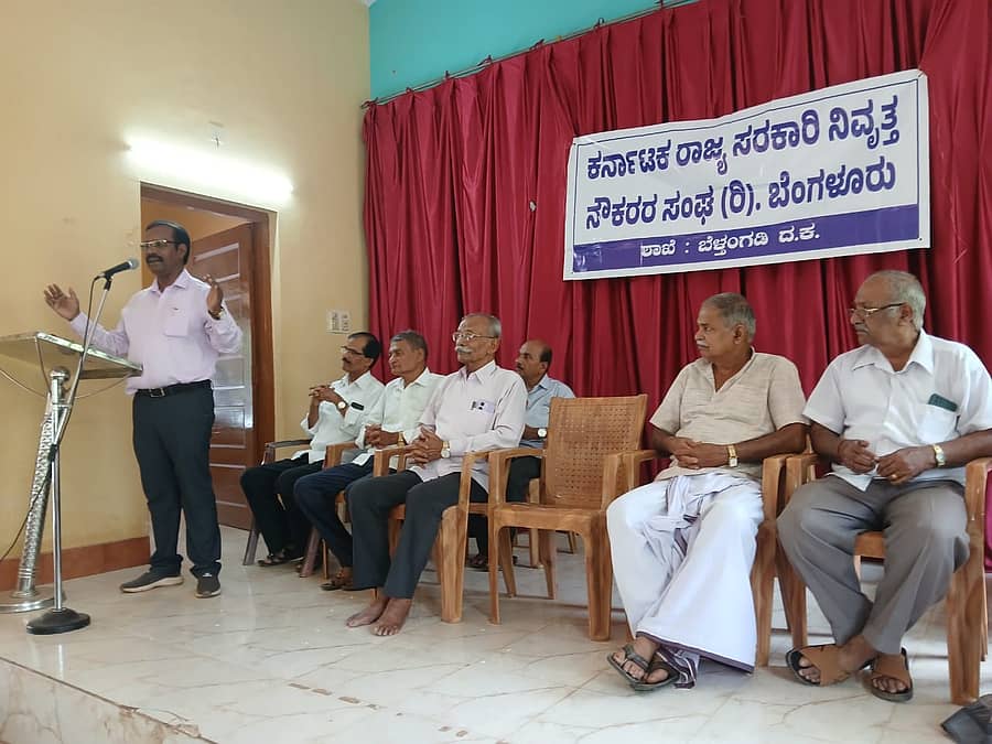 
ನಿವೃತ್ತ ಪ್ರಾಂಶುಪಾಲ ಪ್ರೊ.ಬಿ.ಎ.ಕುಮಾರ ಹೆಗ್ಡೆ ಅಭಿನಂದನಾ ಭಾಷಣ ಮಾಡಿದರು