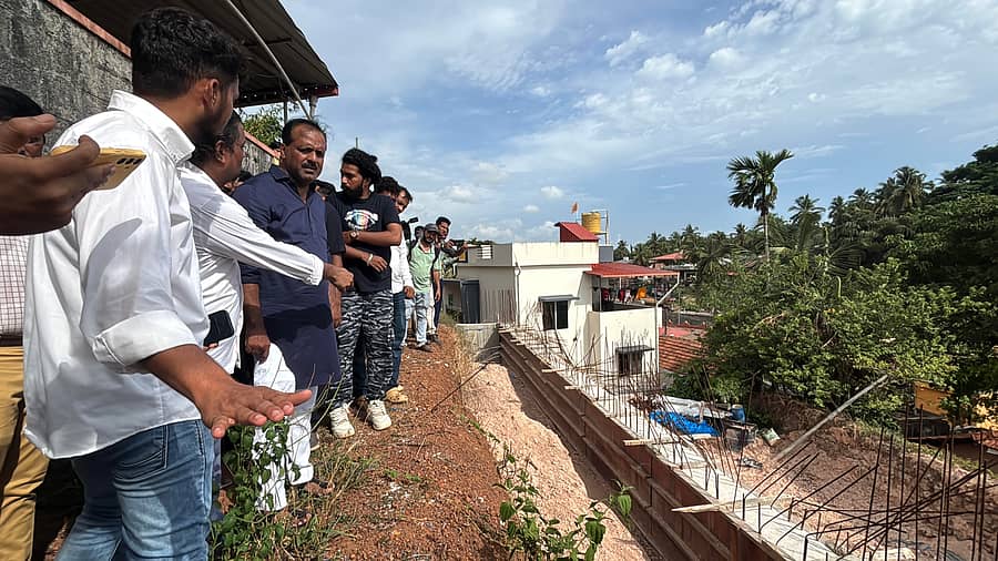 ಕೆರೆಬೈಲ್ ತಡೆಗೋಡೆ ಕಾಮಗಾರಿಯನ್ನು ವಿಧಾನಸಭಾ ಅಧ್ಯಕ್ಷ ಯು.ಟಿ.ಖಾದರ್ ವೀಕ್ಷಿಸಿದರು