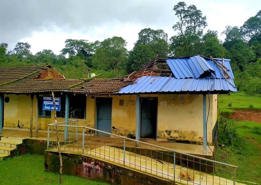 ಕುಮಟಾ ತಾಲ್ಲೂಕಿನ ಮೇದಿನಿ ಗ್ರಾಮದಲ್ಲಿರುವ ಕಿರಿಯ ಪ್ರಾಥಮಿಕ ಶಾಲೆಯ ಕಟ್ಟಡ ಶಿಥಿಲಗೊಂಡಿದೆ
