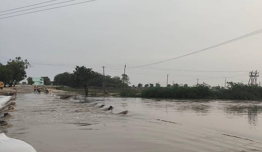 <div class="paragraphs"><p>ಬಳ್ಳಾರಿ ಜಿಲ್ಲೆಯ ಸಿರುಗುಪ್ಪ ತಾಲ್ಲೂಕಿನ ರಾರಾವಿಯಲ್ಲಿ ಯಲ್ಲಮ್ಮನಹಳ್ಳ ಉಕ್ಕಿ ಹರಿಯುತ್ತಿದೆ (ಎಡ ಚಿತ್ರ). ಚಿಕ್ಕಬಳ್ಳಾಪುರ ಜಿಲ್ಲೆಯ ಚಿಂತಾಮಣಿ ತಾಲ್ಲೂಕಿನ ಮಸ್ತೇನಹಳ್ಳಿಯ ಮಾವಿನ ತೋಪಿನಲ್ಲಿ ಮಳೆ ನೀರು ನಿಂತಿದೆ</p></div>