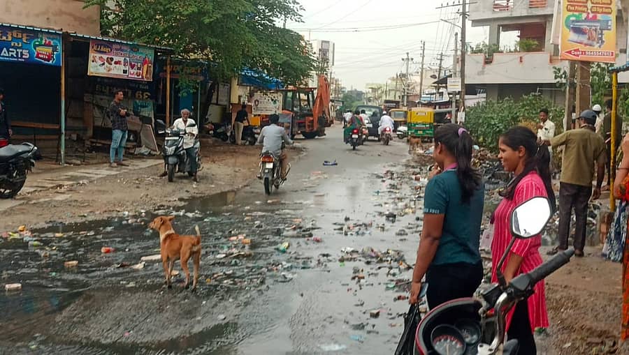 ಹೊಸಕೋಟೆ ನಗರದ ಕಣ್ಣೂರಹಳ್ಳಿ ರಸ್ತೆಯಲ್ಲಿ ಜೋರು ಮಳೆಯ ಕಾರಣ ರಸ್ತೆಯಲ್ಲಿ ಉಂಟಾಗಿರುವ ಅವ್ಯವಸ್ಥೆ(ಸಂಗ್ರಹ ಚಿತ್ರ).