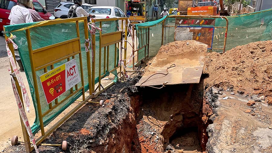 <div class="paragraphs"><p>ನಗರದಲ್ಲಿ ಶನಿವಾರ ಸುರಿದ ಧಾರಾಕಾರ ಮಳೆಯಿಂದಾಗಿ ಹೊಸಕೆರೆಹಳ್ಳಿಯ ಕೆರೆಕೋಡಿ ರಸ್ತೆ ಕುಸಿದು ಬಿದ್ದಿರುವುದು ಕಂಡುಬಂತು</p></div>