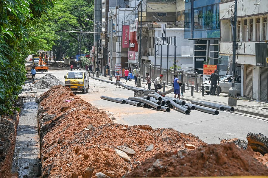 ರೆಸಿಡೆನ್ಸಿ ರಸ್ತೆಯಲ್ಲಿ ನಡೆಯುತ್ತಿರುವ ವೈಟ್ ಟಾಪಿಂಗ್ ಕಾಮಗಾರಿ