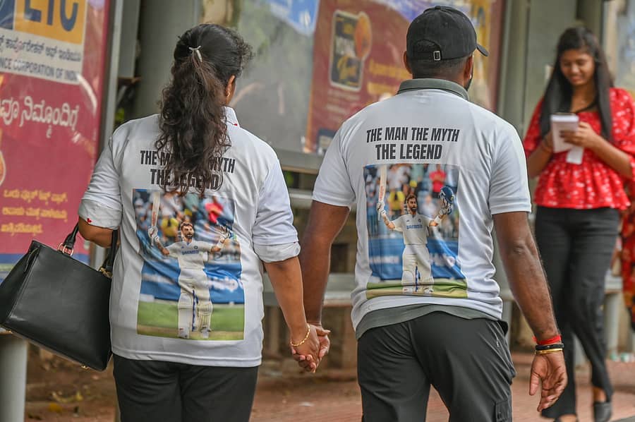 <div class="paragraphs"><p>ವಿರಾಟ್ ಕೊಹ್ಲಿ ಚಿತ್ರವಿರುವ ಪೋಷಾಕು ಧರಿಸಿದ್ದ ಅಭಿಮಾನಿಗಳು&nbsp;</p></div>