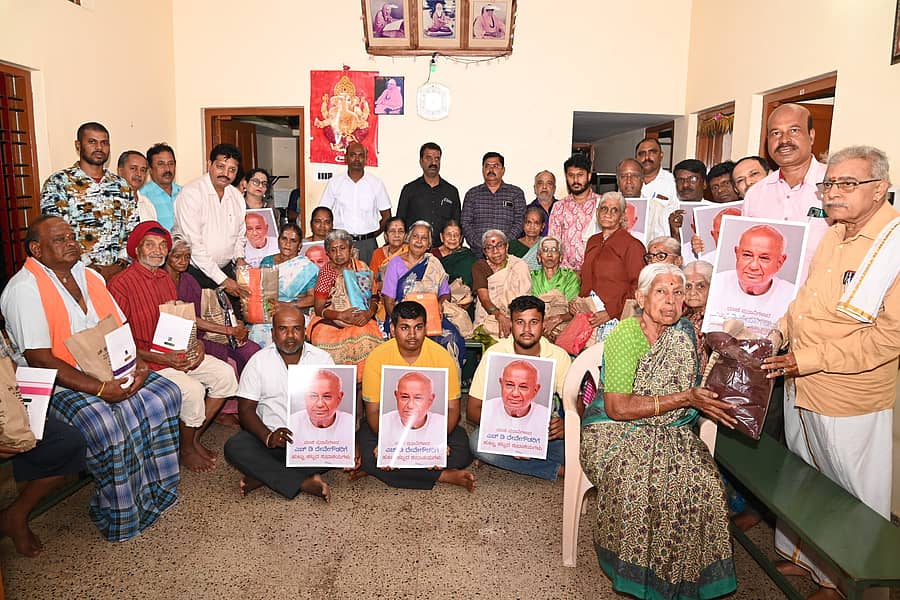 ಮೈಸೂರಿನ ಅರವಿಂದ ನಗರದ ಜೆಎಸ್ಎಸ್ ವೃದ್ಧಾಶ್ರಮದಲ್ಲಿ ಮಾಜಿ ಪ್ರಧಾನಿ ಎಚ್.ಡಿ.ದೇವೇಗೌಡ ಅವರ 93ನೇ ಜನ್ಮದಿನಾಚರಣೆ ಪ್ರಯುಕ್ತ ಹಿರಿಯ ನಾಗರಿಕರಿಗೆ ಸೀರೆ, ಪಂಚೆ, ದಿನಸಿ ಸಾಮಗ್ರಿ, ಹಣ್ಣುಗಳನ್ನು ವಿತರಿಸಲಾಯಿತು