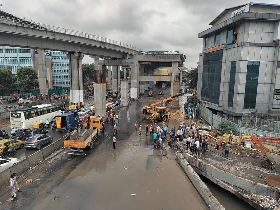 ಸಿಲ್ಕ್ ಬೋರ್ಡ್ ಜಂಕ್ಷನ್ನ ಮೆಟ್ರೊ ನಿಲ್ದಾಣ ಬಳಿ ಪ್ರವಾಹ ಸ್ವರೂಪದಲ್ಲಿ ನೀರು ನಿಂತಿರುವುದು. ಸಂಚಾರಕ್ಕೆ ಅನುವು ಮಾಡಿಕೊಡಲು ಅಗ್ನಿಶಾಮಕ ಸಿಬ್ಬಂದಿ ಶ್ರಮಿಸಿದರು.