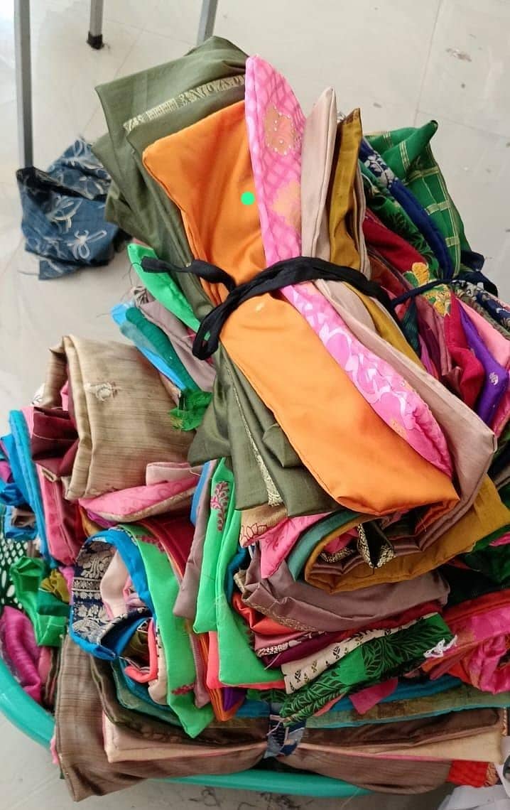 ವಾರದ ಸಂತೆಗೆ ಪ್ಲಾಸ್ಟಿಕ್ ಬ್ಯಾಗ್ ತರುವವರಿಗೆ ಬದಲಿಯಾಗಿ ನೀಡಲು ಸಿದ್ಧಪಡಿಸಿರುವ ಬಟ್ಟೆ ಚೀಲಗಳು