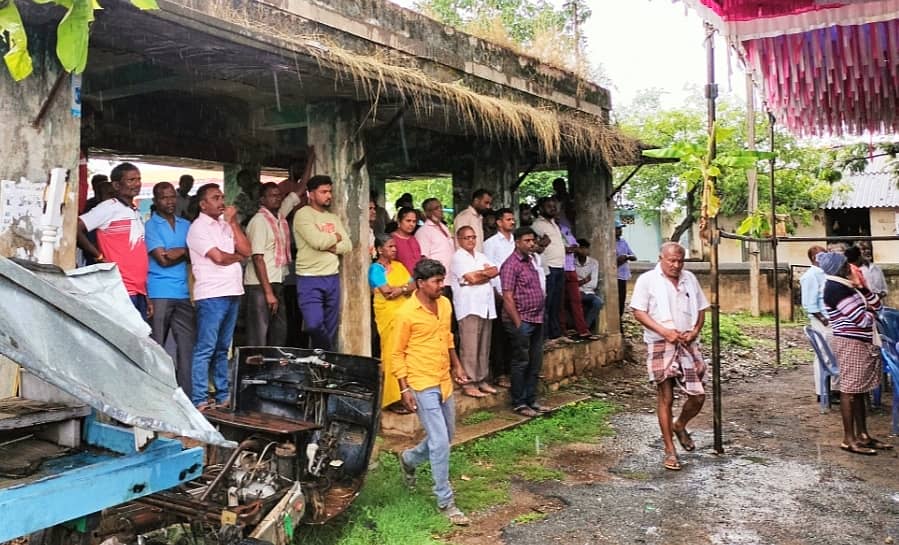 ನಾಗಮಂಗಲ ತಾಲ್ಲೂಕಿನ ಬೆಳ್ಳೂರು ಪಟ್ಟಣದಲ್ಲಿ ಸುರಿಯುತ್ತಿದ್ದ ಮಳೆಯಿಂದ ರಕ್ಷಣೆ ಪಡೆಯಲು ಜನರು ಹಳೆಯ ಬಸ್ ನಿಲ್ದಾಣದ ಕಟ್ಟಡದಲ್ಲಿ ಆಶ್ರಯ ಪಡೆದರು