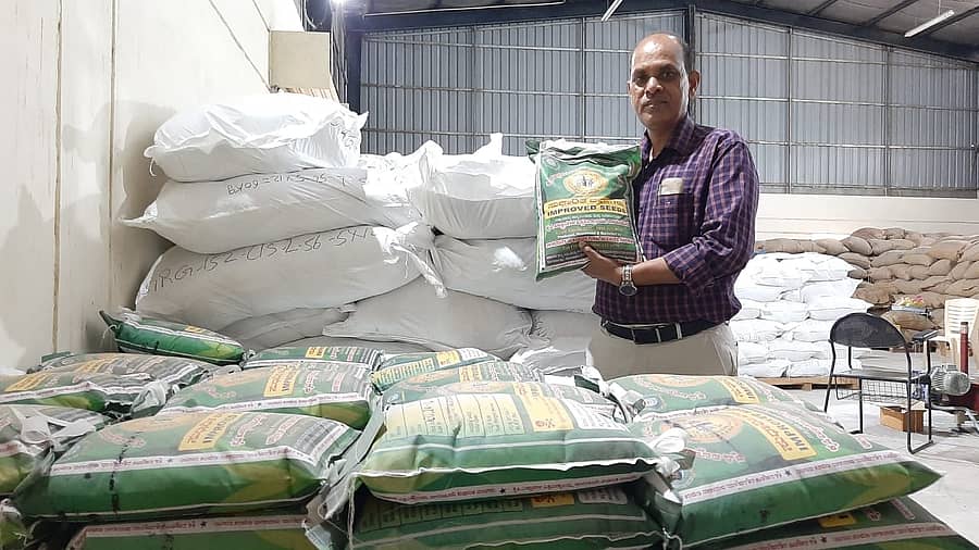 ರಾಯಚೂರಿನ ಕೃಷಿ ವಿಜ್ಞಾನಗಳ ವಿಶ್ವವಿದ್ಯಾಲಯದ ಬೀಜ ಘಟಕದಲ್ಲಿ ಸಿದ್ಧಪಡಿಸಿದ ತಳಿವರ್ಧಕ ಹಾಗೂ ಗುಣಮಟ್ಟದ ತೊಗರಿ ಬೀಜದ ಪ್ಯಾಕೇಟ್ ಪ್ರದರ್ಶಿಸಿದ ಬೀಜ ಘಟಕದ ವಿಶೇಷ ಅಧಿಕಾರಿ ಅರುಣಕುಮಾರ ಹೊಸಮನಿ