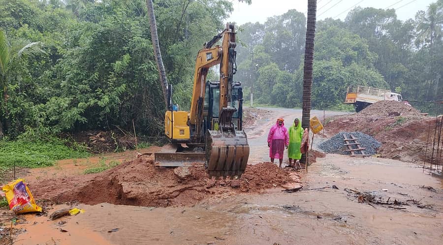 ಕಾರ್ಕಳ ತಾಲ್ಲೂಕಿನ ಬೋಳ ಗ್ರಾಮದ ಬರಬೈಲು ಎಂಬಲ್ಲಿ ಸೇತುವೆ ಕಾಮಗಾರಿ ಅಪೂರ್ಣವಾಗಿ ಮಳೆಯಿಂದ ಹಳ್ಳದಲ್ಲಿ ನೀರು ತುಂಬಿ ಸಂಪರ್ಕ ಕಡಿತಗೊಂಡಿದೆ