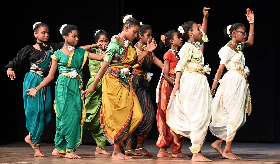 ನಗರದಲ್ಲಿ ಮಂಗಳವಾರ ನಡೆದ ಮಕ್ಕಳ ರಂಗ ಹಬ್ಬದಲ್ಲಿ  ಉತ್ತರ ಕನ್ನಡ ಜಿಲ್ಲೆಯ ಮಂಚಿಕೆರೆ ಬಳಿಯ ಕಾಡಿನ ಹಾಡಿ ಮಕ್ಕಳು ‘ಕಾಡಿನ ಕಥೆ’ ನಾಟಕ ಪ್ರದರ್ಶಿಸಿದರು.          –ಪ್ರಜಾವಾಣಿ ಚಿತ್ರ