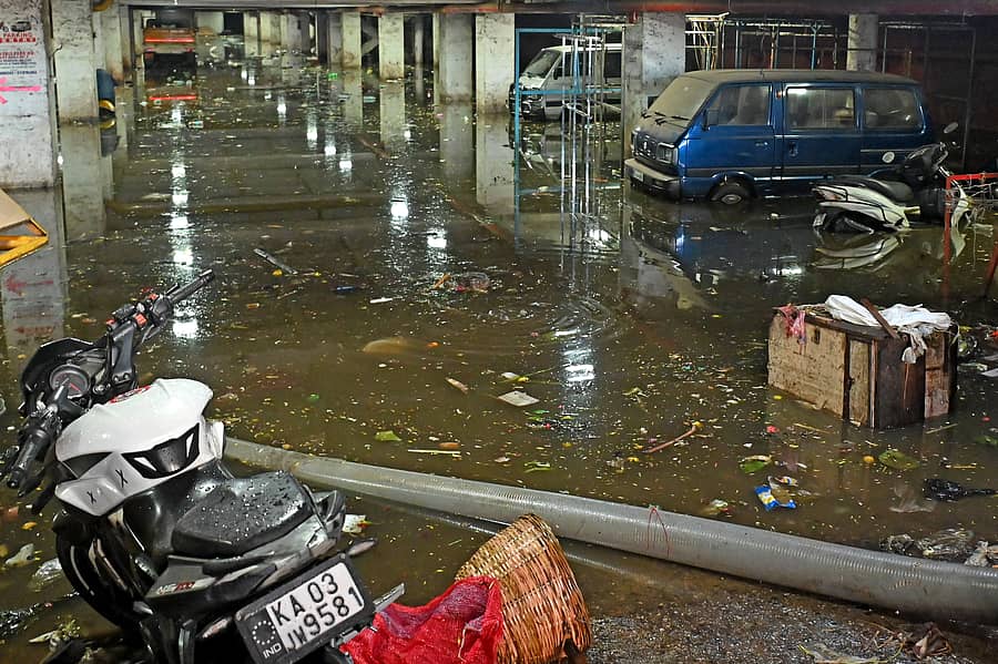 ಕೆ.ಆರ್. ಮಾರುಕಟ್ಟೆಯ ಸೆಲ್ಲರ್ನಲ್ಲಿ ಮಳೆನೀರು
ಪ್ರಜಾವಾಣಿ ಚಿತ್ರ: ಪುಷ್ಕರ್ ವಿ.