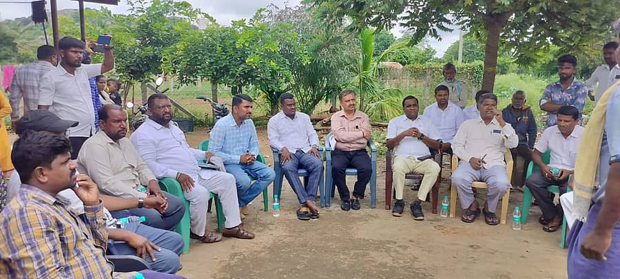 ದಲಿತರಿಗೆ ಸಾಮಾಜಿಕ ಬಹಿಷ್ಕಾರ ಹಾರೋಹಳ್ಳಿ ತಾಲ್ಲೂಕಿನ ಬನವಾಸಿ ಗ್ರಾಮಕ್ಕೆ ಸಮಾಜ ಕಲ್ಯಾಣ ಇಲಾಖೆಯ ಕನಕಪುರ ತಾಲ್ಲೂಕಿನ ಸಹಾಯಕ ನಿರ್ದೇಶಕ ಜೈಪ್ರಕಾಶ್ ಮಂಗಳವಾರ ಭೇಟಿ ನೀಡಿ, ಗ್ರಾಮಸ್ಥರು ಹಾಗೂ ದಲಿತ ಮುಖಂಡರೊಂದಿಗೆ ಸಭೆ ನಡೆಸಿದರು