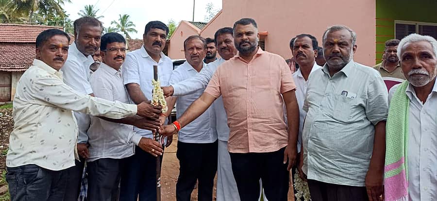 ಕಿಕ್ಕೇರಿ ಹೋಬಳಿಯ ಊಗಿನಹಳ್ಳಿ ಗ್ರಾಮದ ರಸ್ತೆ, ಒಳಚರಂಡಿ ಕಾಮಗಾರಿಗೆ ಶಾಸಕ ಎಚ್.ಟಿ. ಮಂಜು ಸೋಮವಾರ ಭೂಮಿಪೂಜೆ ನೆರವೇರಿಸಿದರು. ಸಿ.ಎನ್. ಪುಟ್ಟಸ್ವಾಮಿಗೌಡ, ಬಿ.ಎಂ. ಕಿರಣ್, ಕಾಯಿ ಮಂಜೇಗೌಡ ಭಾಗವಹಿಸಿದ್ದರು