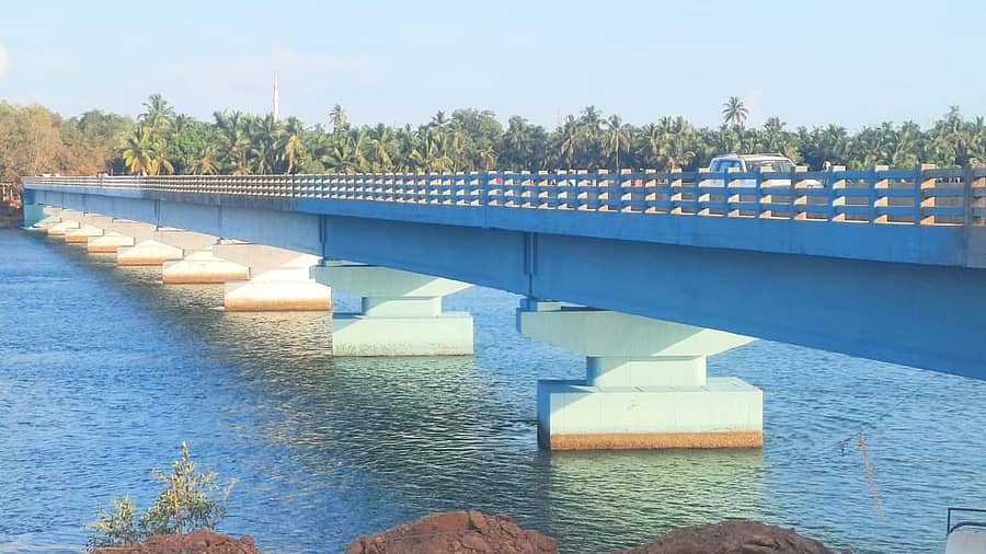 ಗೋಕರ್ಣ ಸಮೀಪದ ಗಂಗಾವಳಿ ನದಿಗೆ ಕಟ್ಟಲಾದ ಸೇತುವೆ 